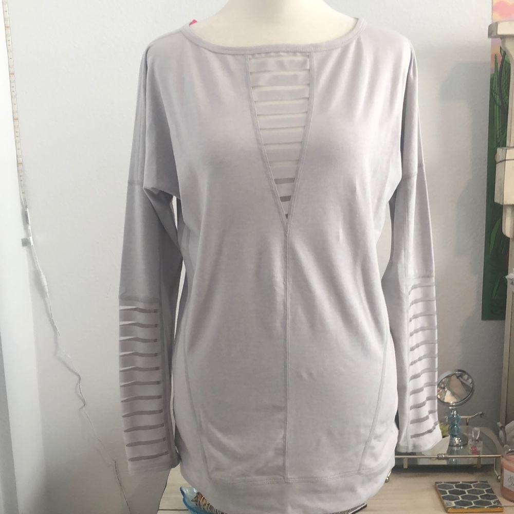 Betsy Johnson light gray long sleeve comfy shirt with lots of detail. Sz XS.EUC - Picture 9 of 10